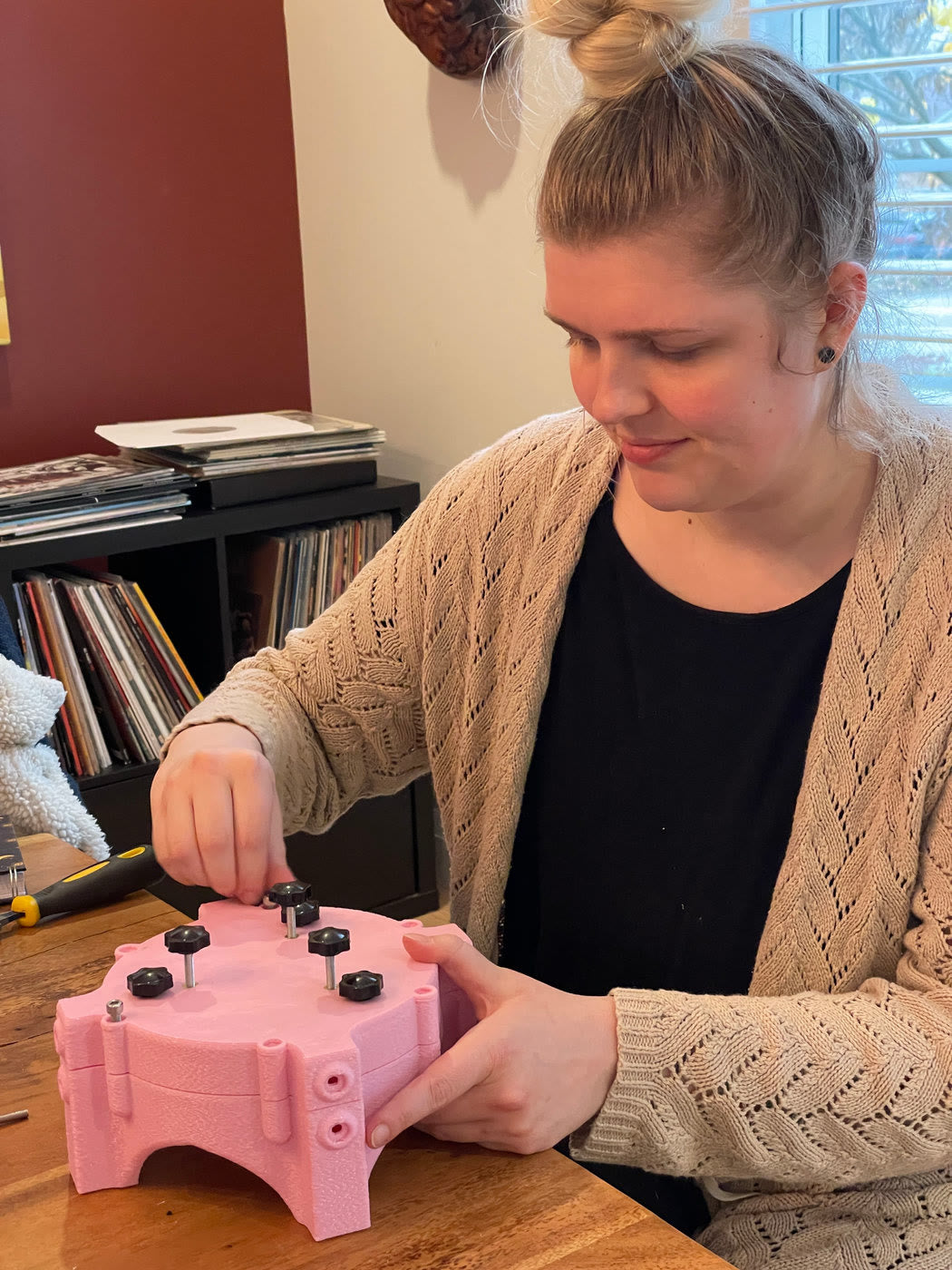 Volunteer assembling a pink mirror cell